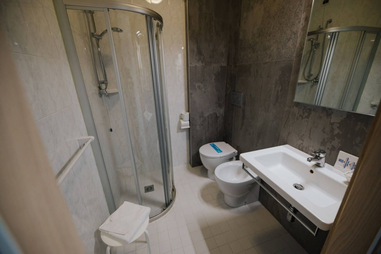 shower, free toiletries, hair dryer, bidet