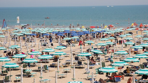 A beach with numerous umbrellas and sun loungers. - Hotel Gloria (Lignano Sabbiadoro)