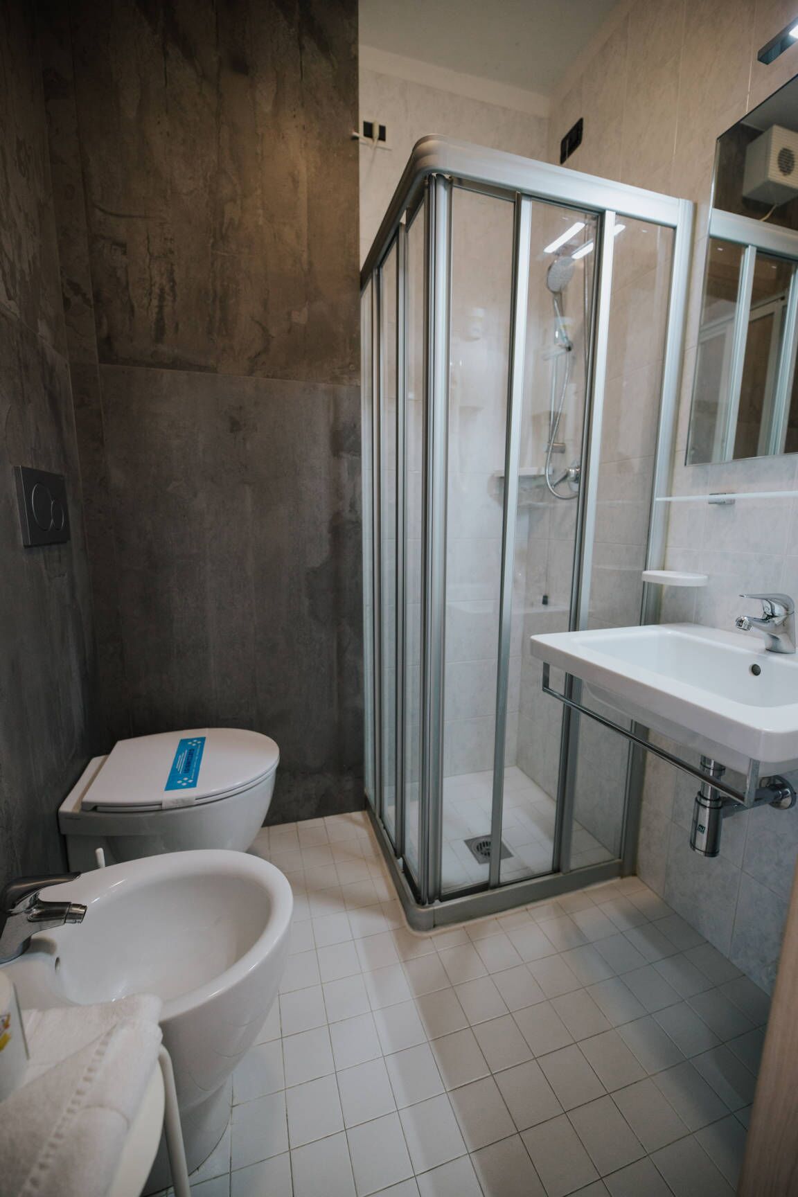 triple room | bathroom | shower, free toiletries, hair dryer, bidet