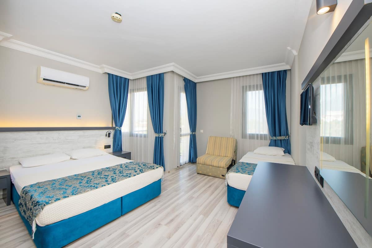 Hypo-allergenic bedding available, in-room safe, desk, laptop workspace