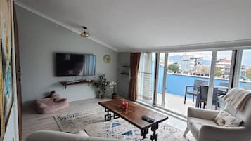 Suite, 2 habitaciones, vista al mar, junto a la playa | Área de sala de estar | Televisión de 32 pulgadas con canales vía satélite