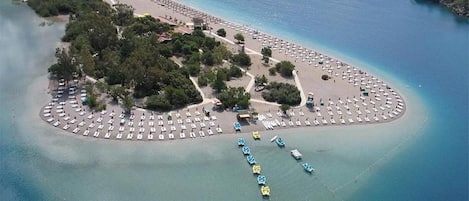 室外游泳池,開放時間為 08:00 至 20:00,提供泳池遮陽傘和日光浴躺椅