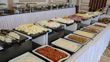 Serveert ontbijt en diner, Turkse gerechten