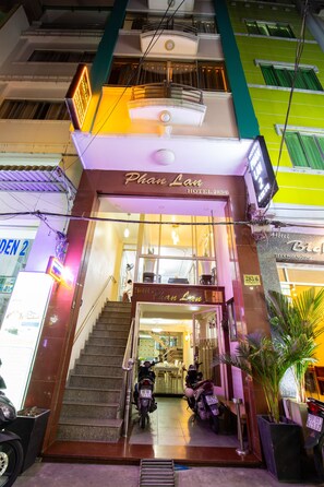 The entrance to Hotel Phai Lan with a staircase leading to the lobby.