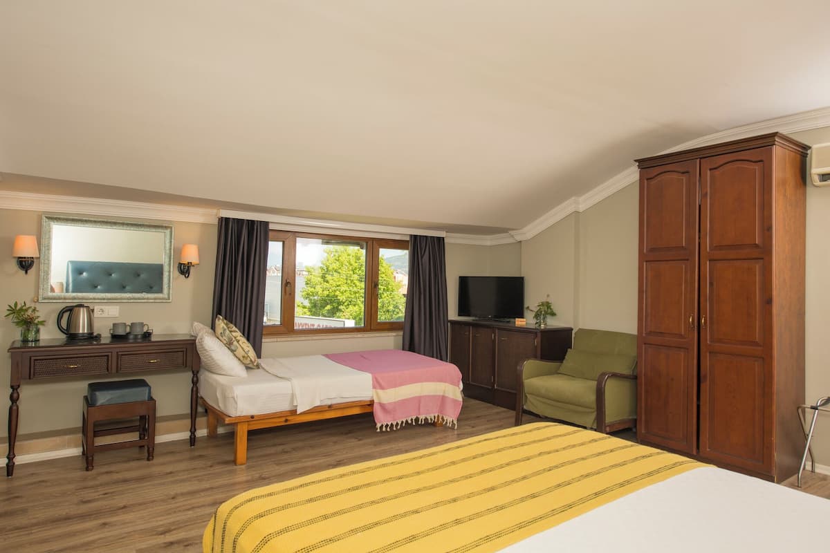 Triple Room | 2 bedrooms, minibar, laptop workspace, bed sheets