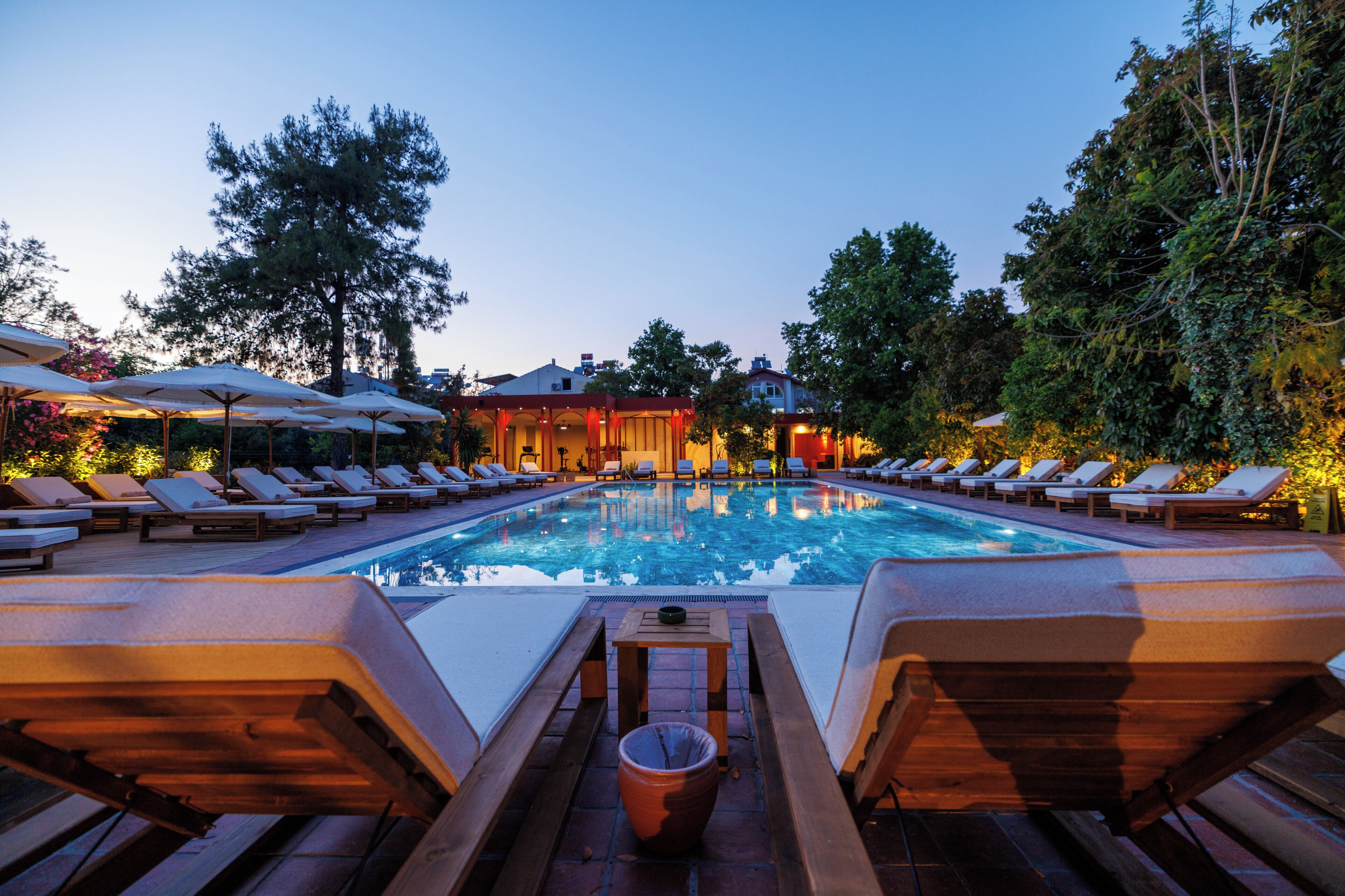 Piscina externa sazonal, funciona das 10h às 19h, guarda-sóis