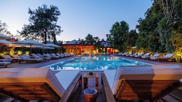 Piscina externa sazonal, funciona das 10h às 19h, guarda-sóis