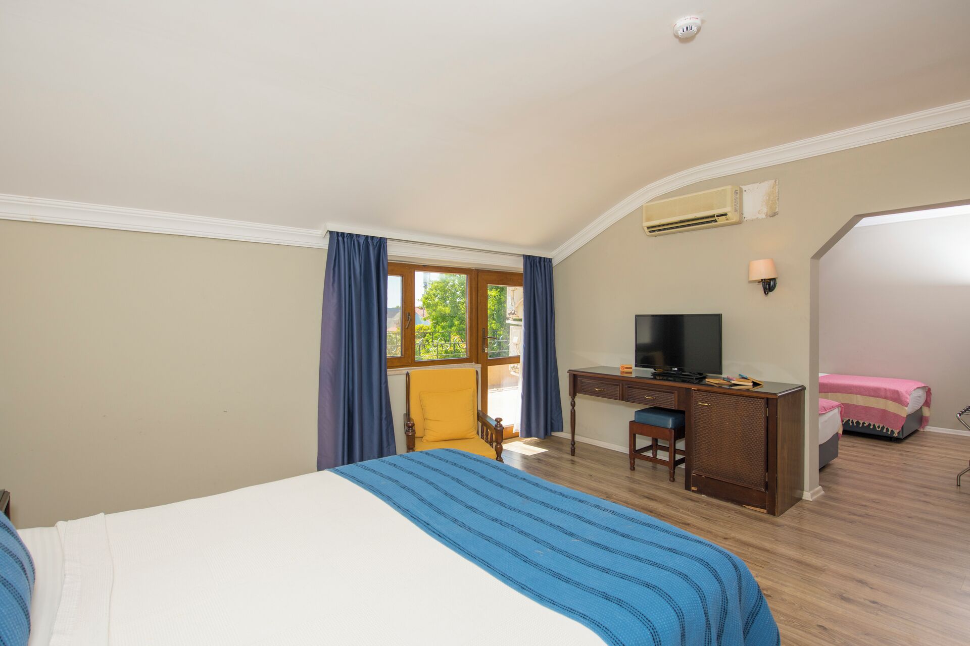 family room | 2 bedrooms, minibar, laptop workspace, bed sheets