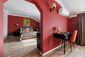 Suite Deluks | Minibar, ruang kerja ramah laptop, Wi-Fi gratis, dan seprai linen