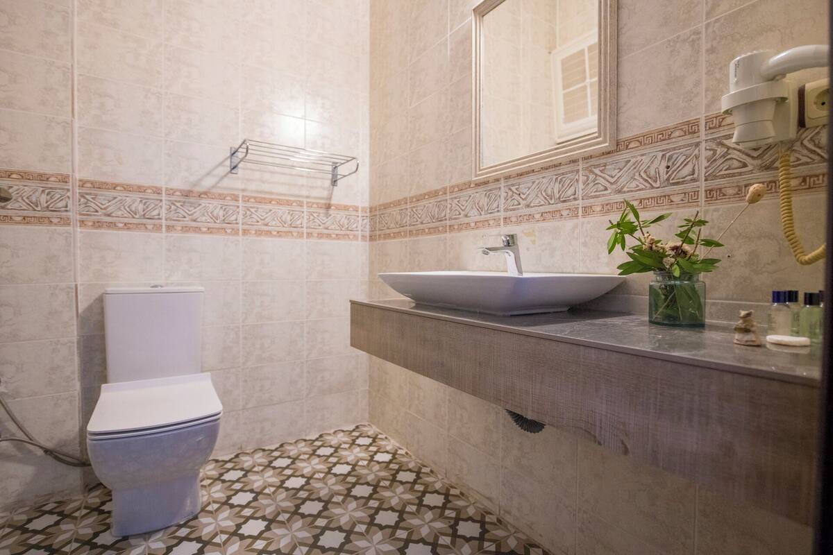 shower, free toiletries, hair dryer, slippers