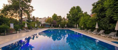 Kolam renang outdoor musiman, dengan payung kolam renang