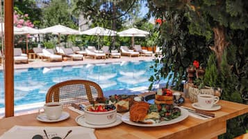 Free daily cooked-to-order breakfast