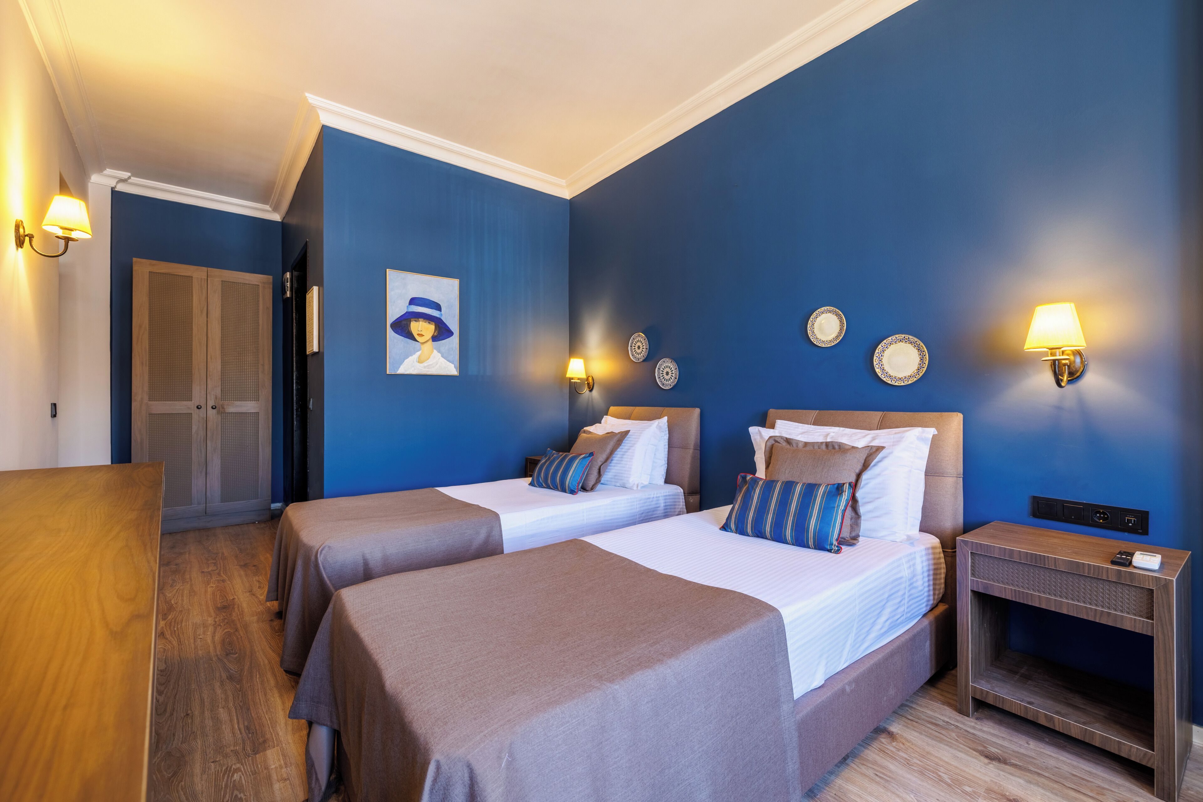 Deluxe Quadruple Room | Minibar, laptop workspace, free WiFi, bed sheets