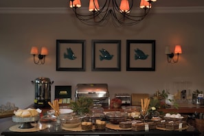 Serveert ontbijt, lunch, diner, internationale gerechten