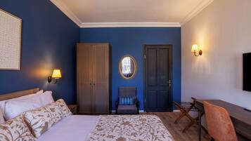 Deluxe Quadruple Room | Minibar, laptop workspace, free WiFi, bed sheets