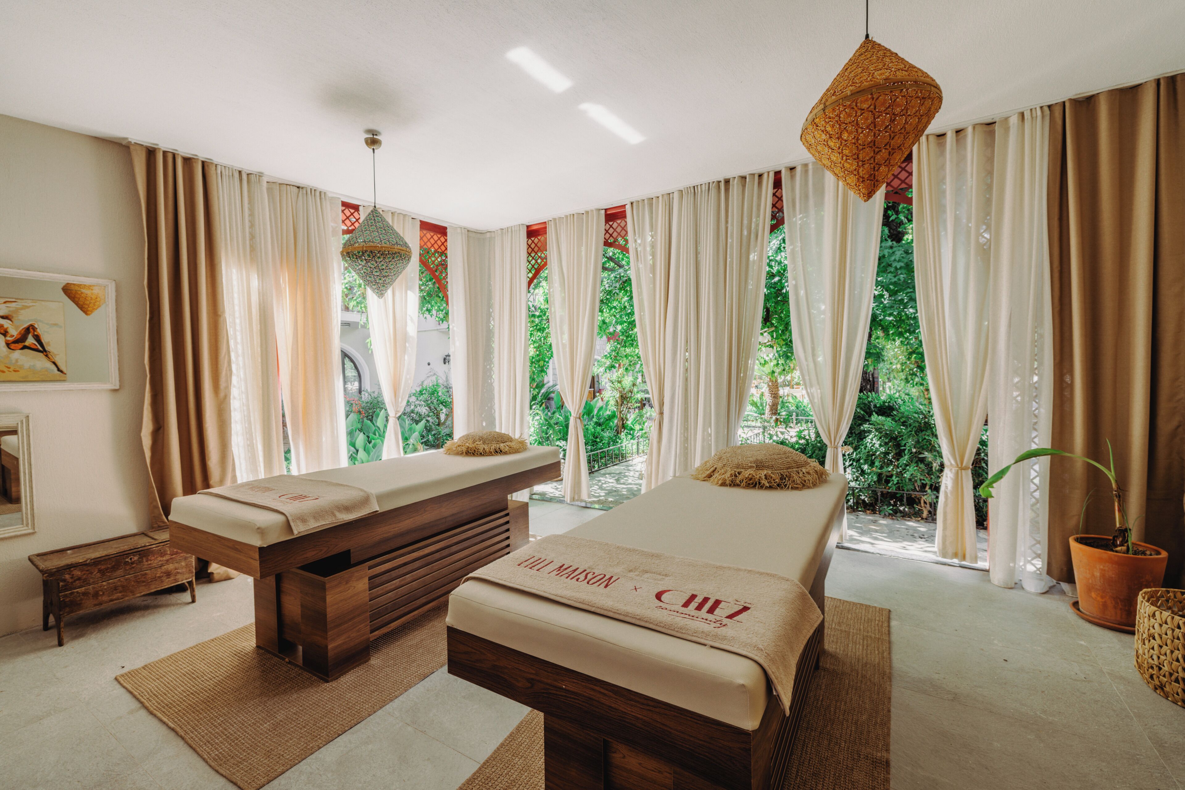 Couples treatment rooms, aromatherapy, deep-tissue massages
