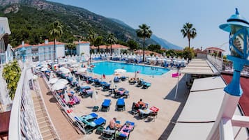 Outdoor pool, pool umbrellas, sun loungers