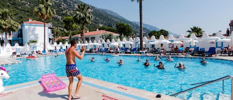 Een buitenzwembad, parasols voor strand/zwembad