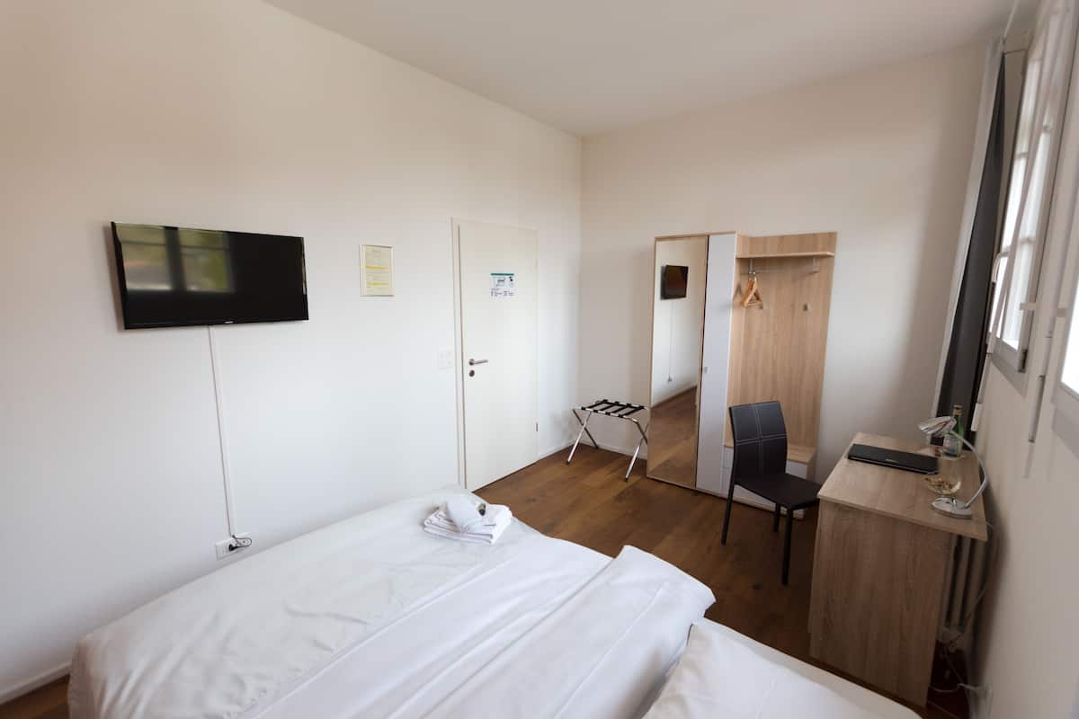 1 bedroom, premium bedding, desk, free cots/infant beds