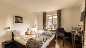 Double Room | 1 bedroom, premium bedding, desk, free cribs/infant beds