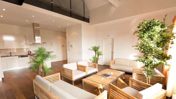 Coin salon dans le hall