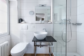 Habitación doble | Baño | Regadera, secadora de cabello, toallas