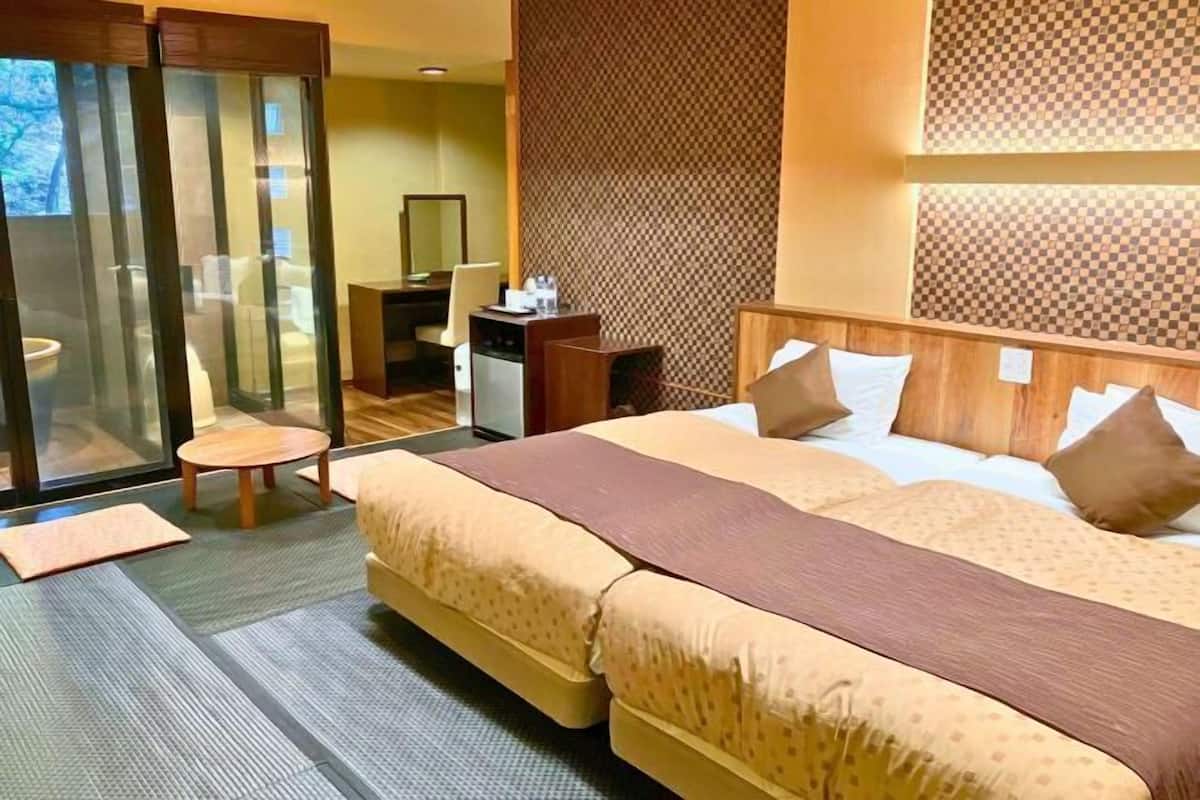 Brankas, meja kerja, Wi-Fi gratis, dan seprai linen