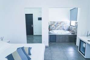 Suite Deluxe, 1 cama de matrimonio, bañera de hidromasaje, en una planta alta | Sábanas de algodón egipcio y ropa de cama de alta calidad