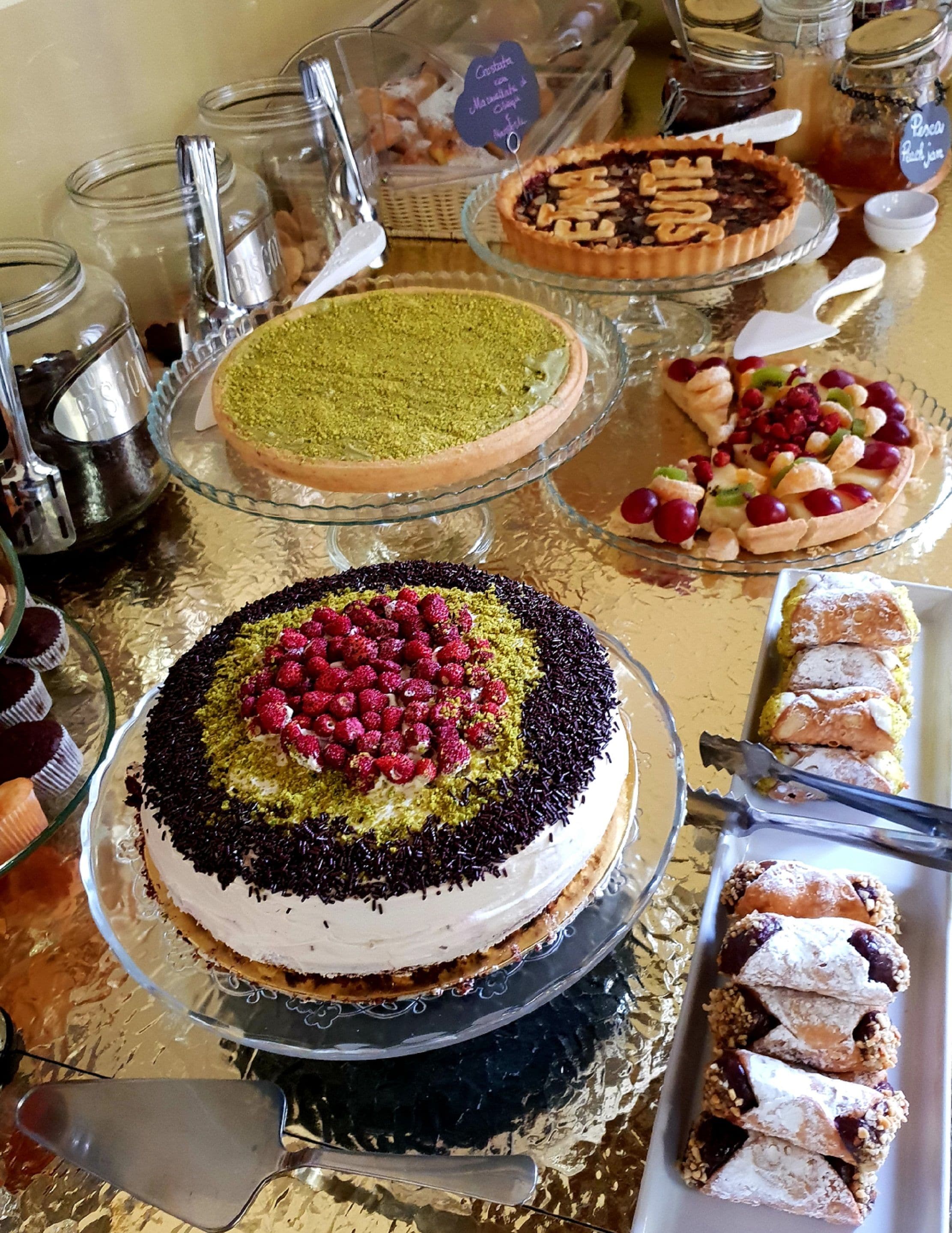 Eine Auswahl an Desserts, darunter Kuchen und Torten, sowie eine Platte Gebäck.