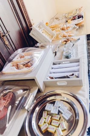 Free daily buffet breakfast - Etna Suite (Catania)