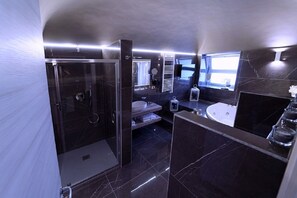 Royal Suite, 1 Queen Bed, Jetted Tub, City View | Bathroom | Shower, eco-friendly toiletries, hair dryer, bidet - Etna Suite (Catania)
