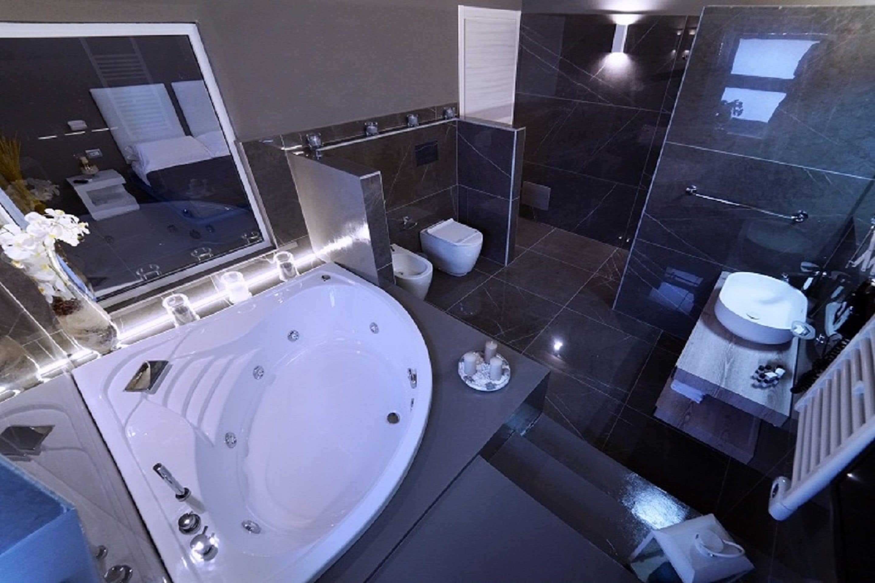 Suite Royal, 1 cama Queen size, hidromasaje, vista a la ciudad | Tina de hidromasaje privada