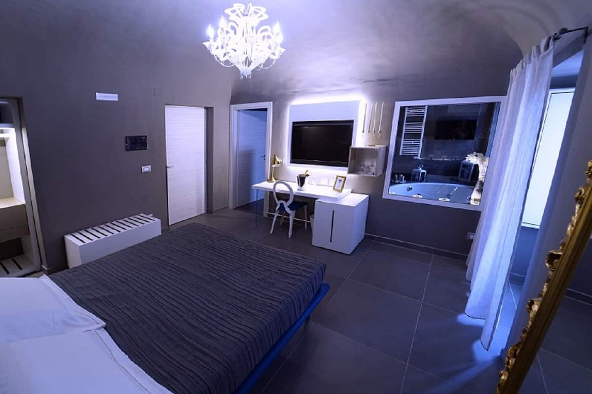Royal Suite, 1 Queen Bed, Jetted Tub, City View | Egyptian cotton sheets, premium bedding, pillow-top beds, minibar