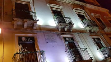 Fachada de la propiedad por la tarde o noche