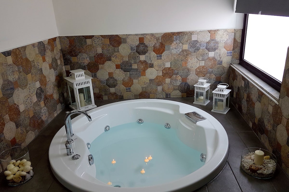 Deluxe Suite, 1 Queen Bed, Jetted Tub, Tower | Jetted bathtub