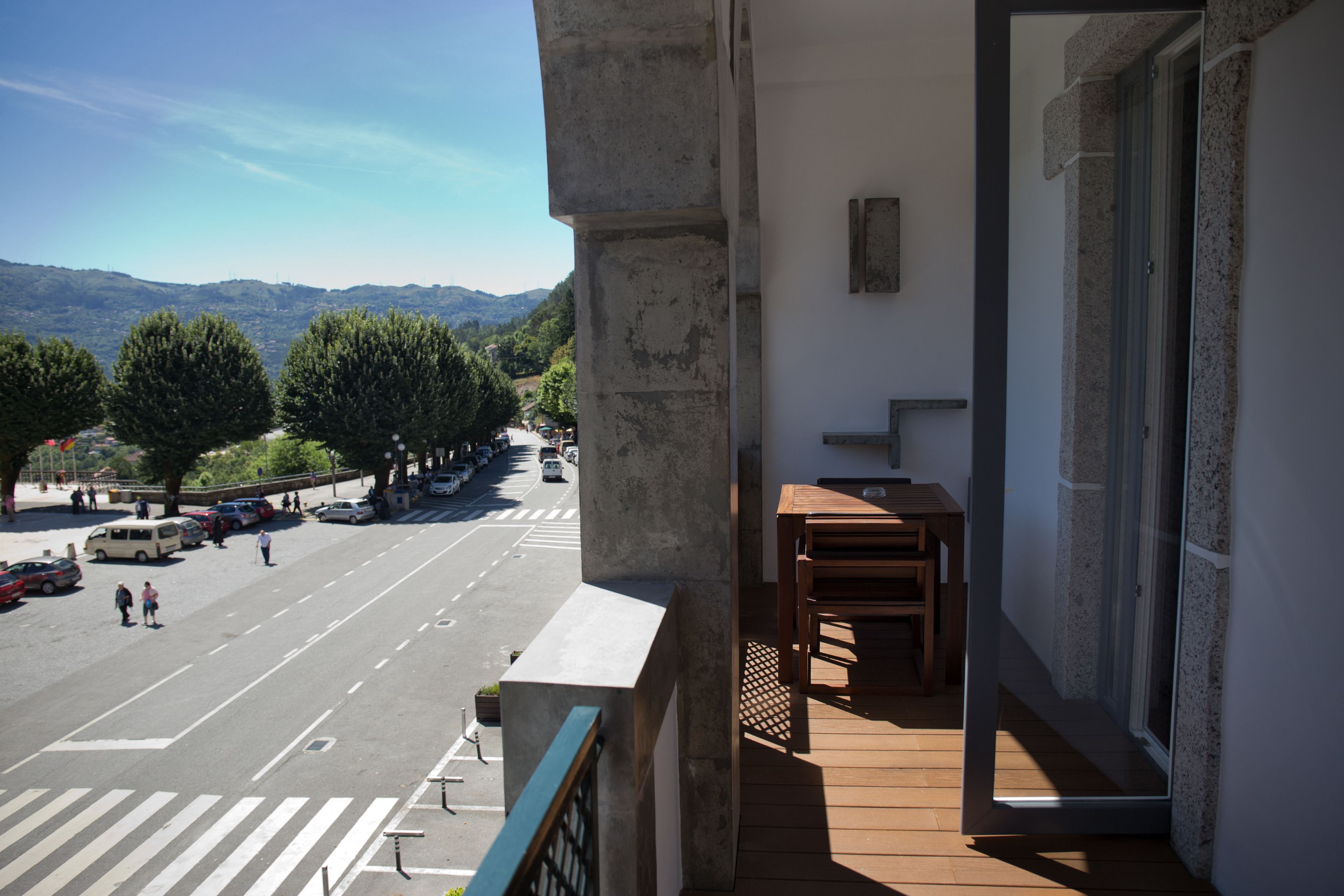 Ein Balkon mit Blick auf eine Straße und Berge.