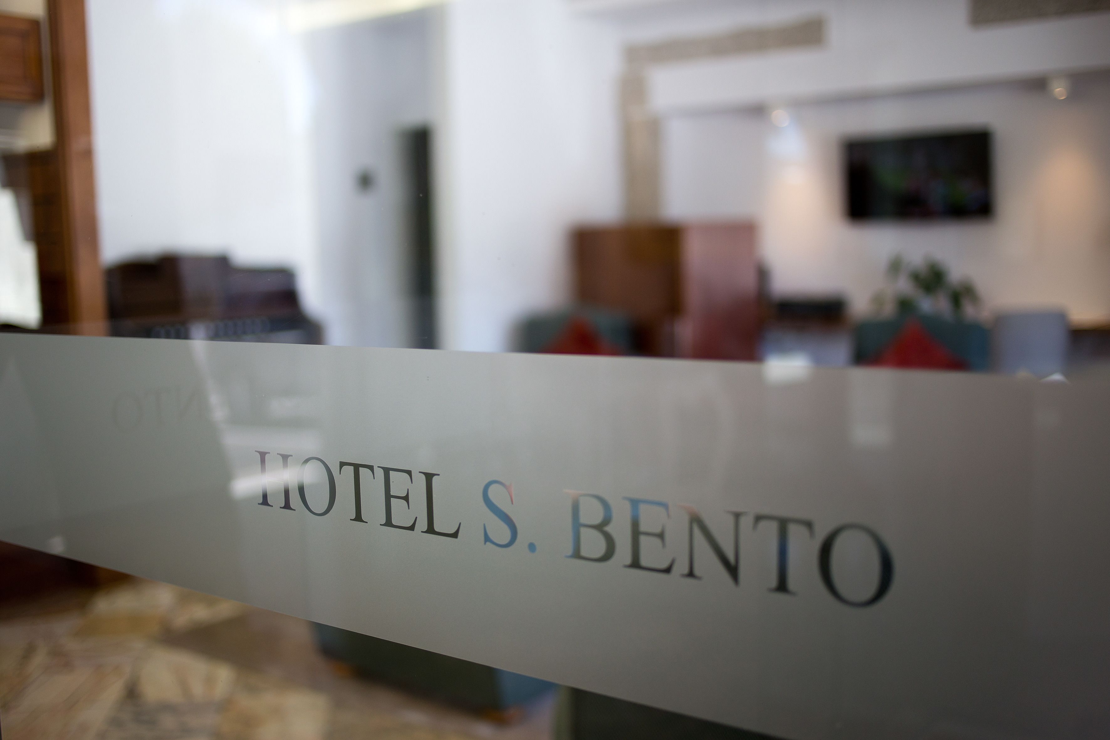 A sign with the text "HOTEL S. BENTO".