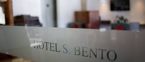 A sign with the text "HOTEL S. BENTO".
