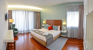 Minibar, caja de seguridad en la habitación y escritorio 