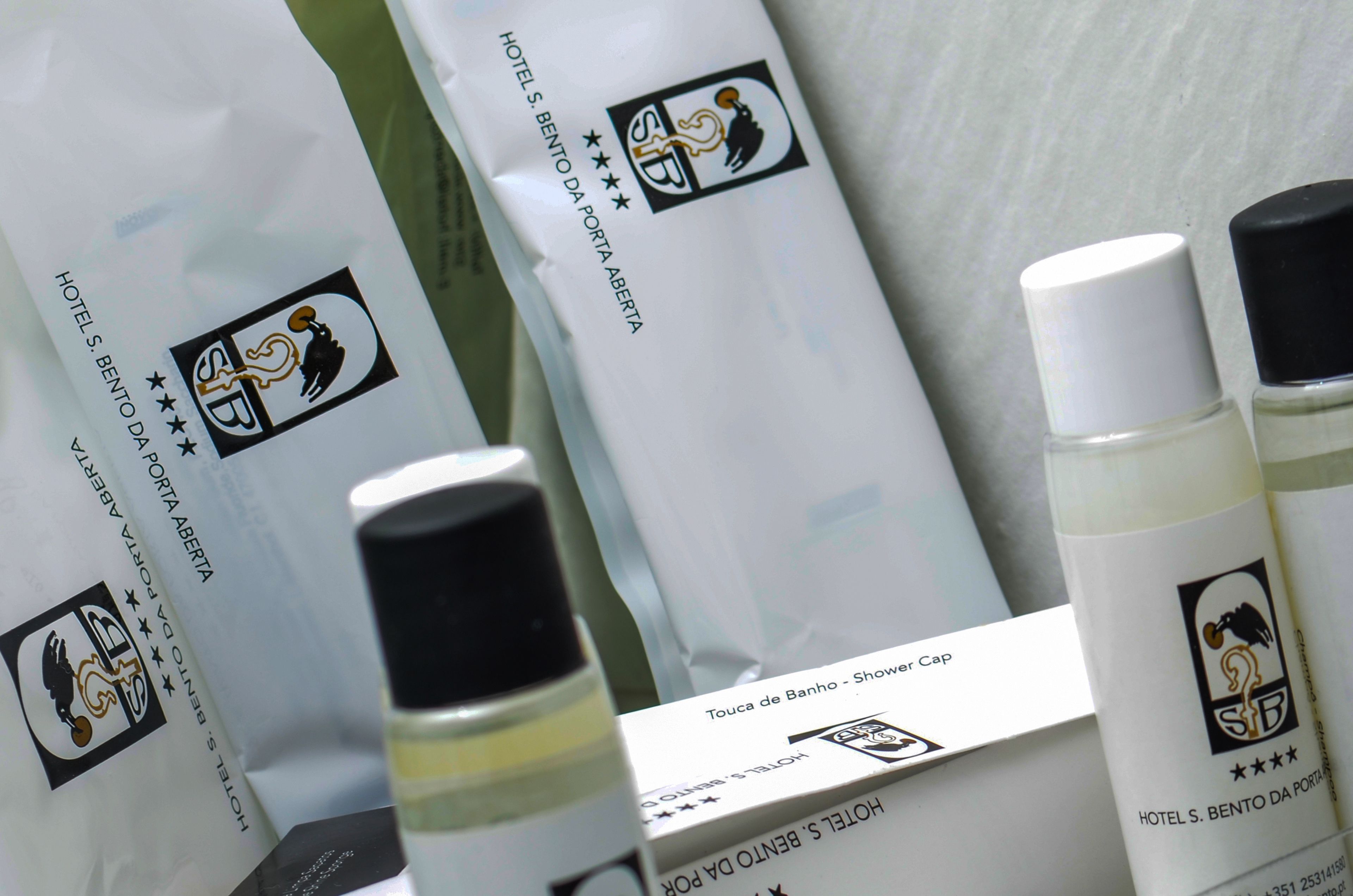 Articles de toilette et bonnet de douche, offerts par l’hôtel S. Bento da Porta Aberta.