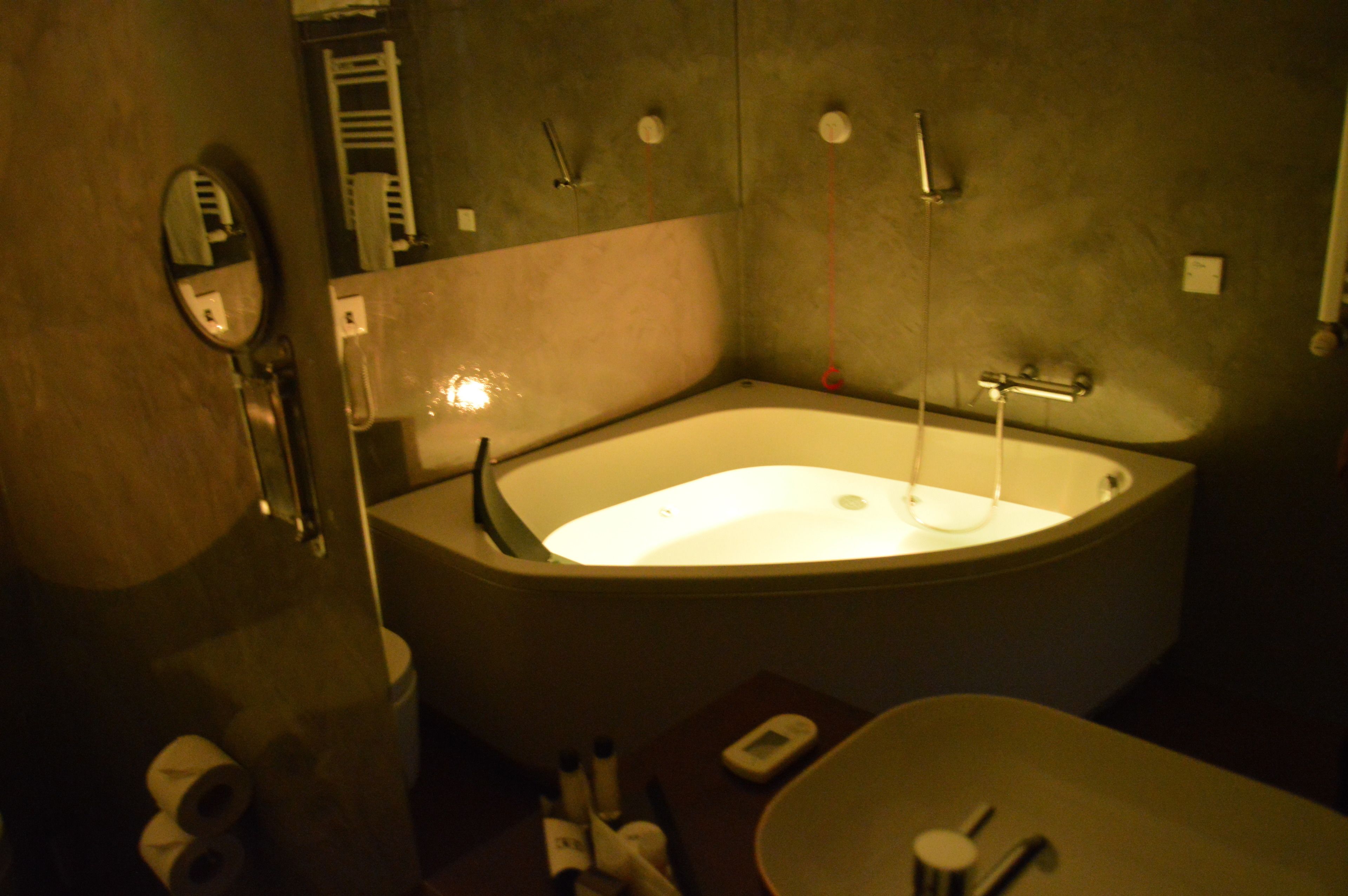 deluxe double room, 1 queen bed, jetted tub | jetted bathtub