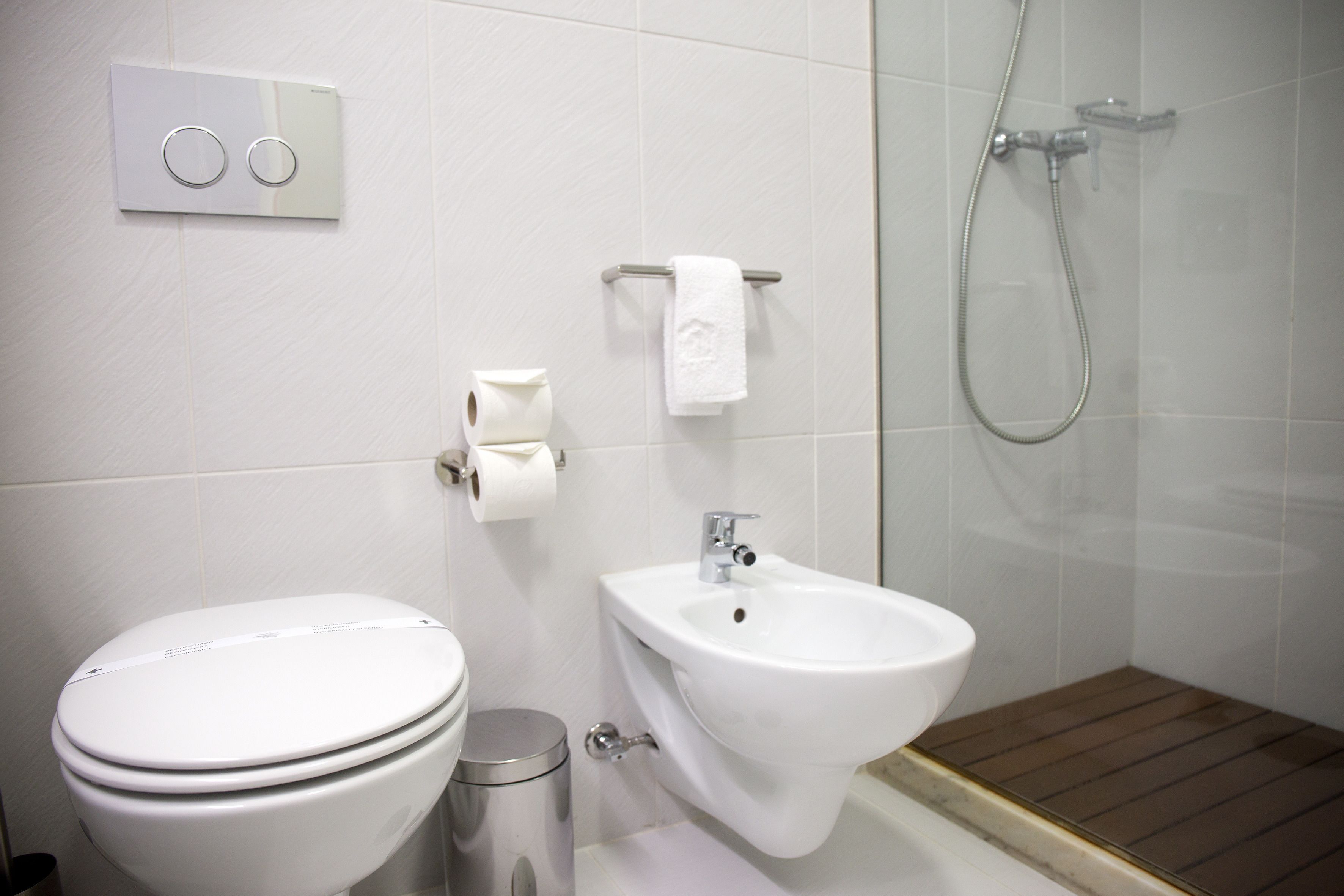 Un baño moderno con inodoro, bidé y ducha.