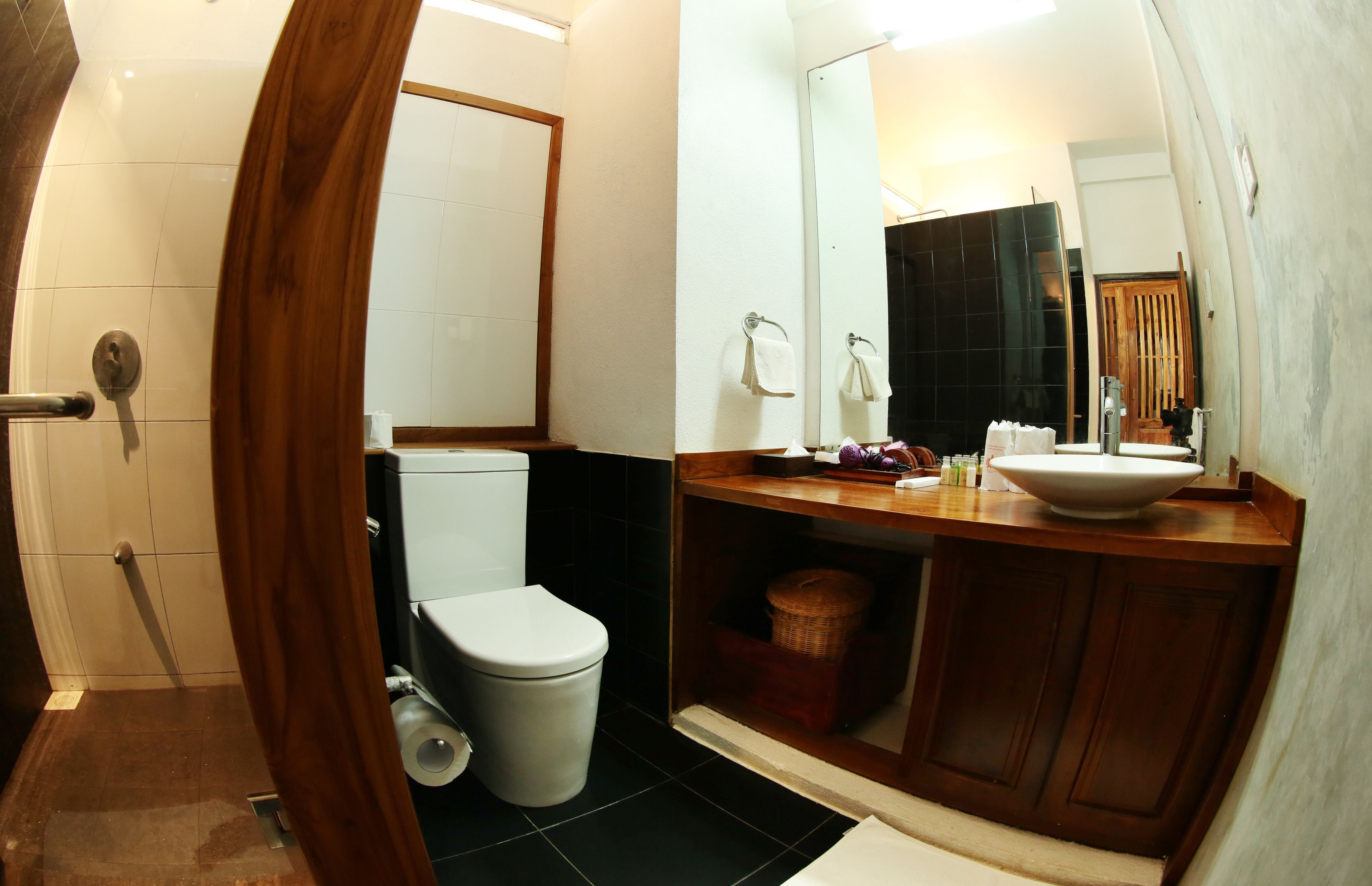superior double or twin room, 1 king bed, non smoking, sea view | bathroom | shower, free toiletries, hair dryer, bathrobes
