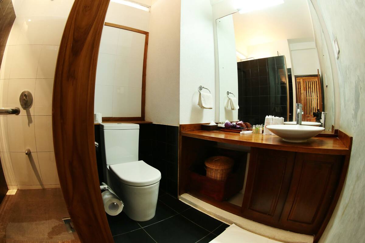 superior double or twin room, 1 king bed, non smoking, sea view | bathroom | shower, free toiletries, hair dryer, bathrobes