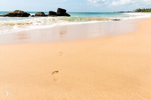 On the beach, beach umbrellas, beach towels, beach bar - Turtle Bay (Tangalle)
