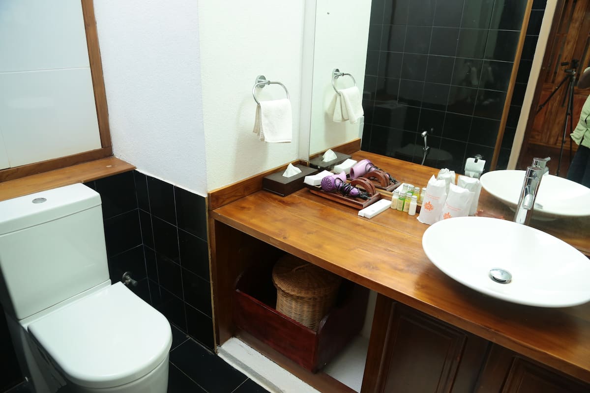 superior double or twin room, 1 king bed, non smoking, sea view | bathroom | shower, free toiletries, hair dryer, bathrobes