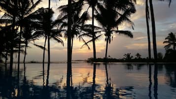 Una piscina al aire libre, tumbonas