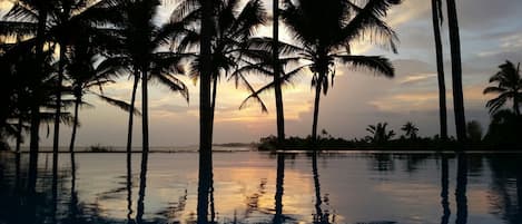 Kolam renang outdoor, dengan kursi berjemur