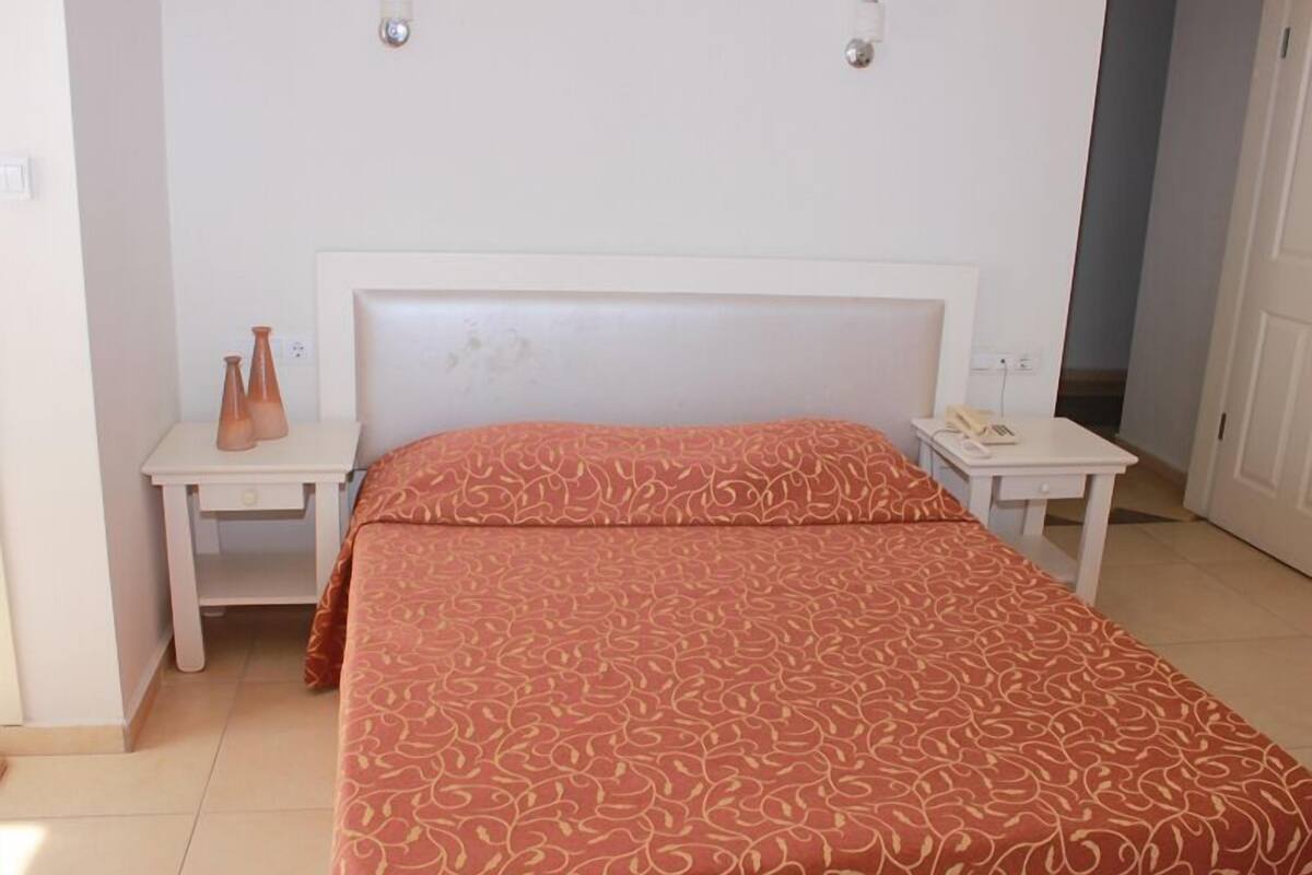 Premium bedding, desk, iron/ironing board (on request), cribs (free)