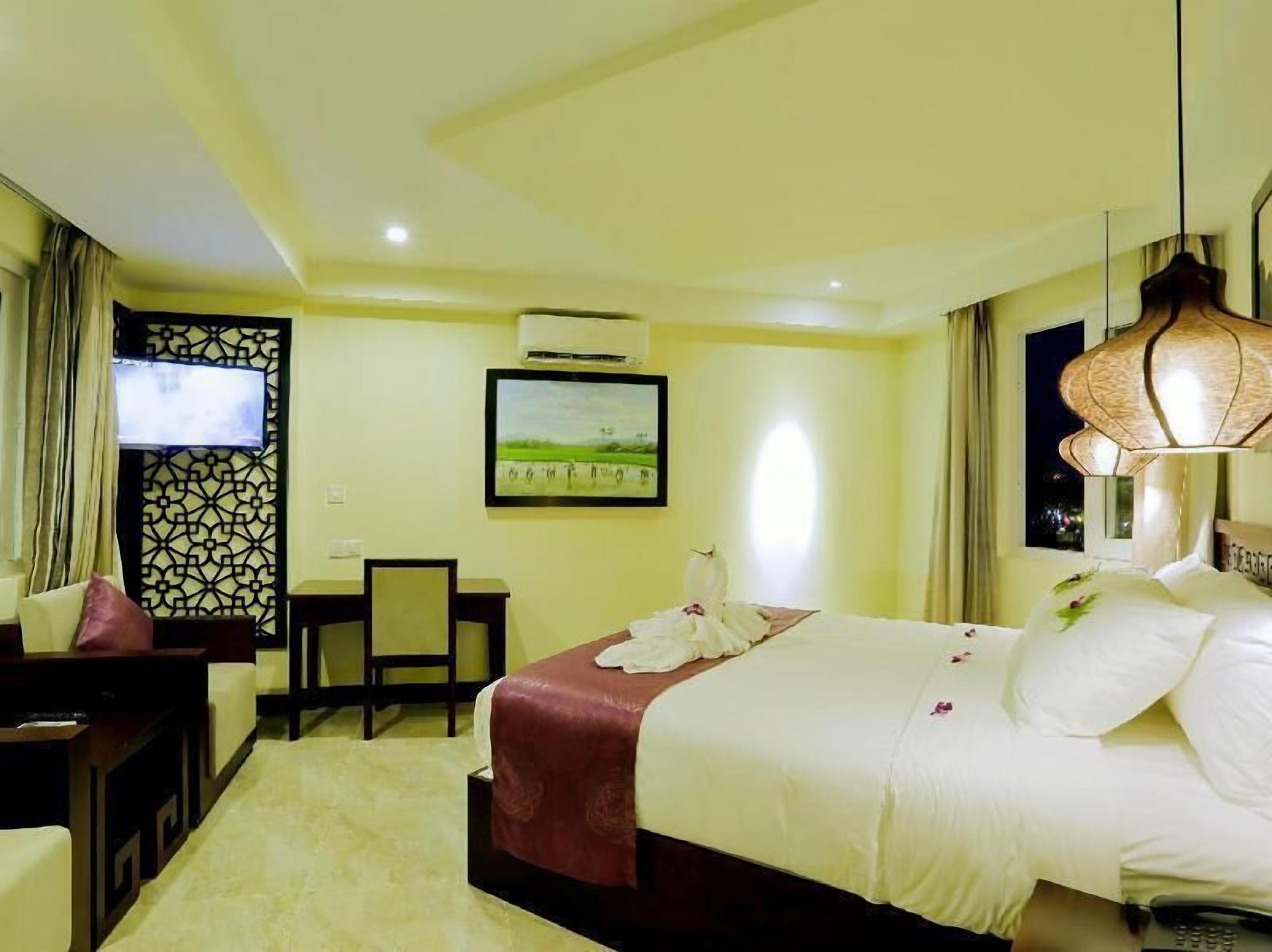 Minibar, pengeskab på værelset, skrivebord, mørklægningsgardiner